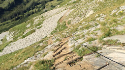 Felsiger Abstieg mit Seilversicherung | © Kleinwalsertal Tourismus eGen