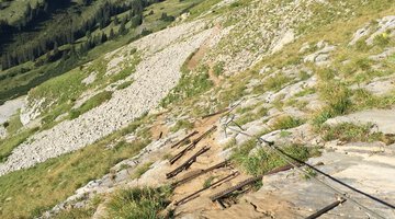 Felsiger Abstieg mit Seilversicherung