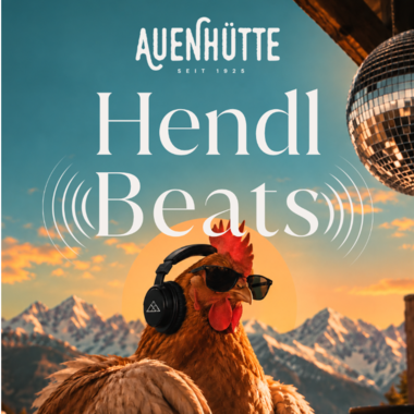 Ein Huhn steht als DJ mit Kopfhörern und Sonnenbrille vor einem Mischpult. Im Hintergrund sind majestätische Berge und ein klarer Himmel zu sehen.