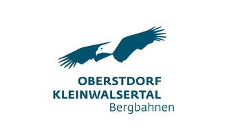 Ein Logo mit einem stilisierten Adler, der über den Schriftzug „Oberstdorf Kleinwalsertal Bergbahnen“ schwebt. Das Design ist einfach und klar, mit einer blauen Farbpalette. | © OBERSTDORF · KLEINWALSERTAL BERGBAHNEN