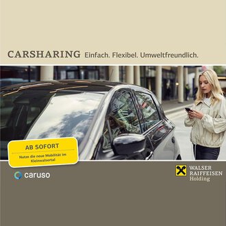 Ein moderner Stadtbereich mit einem Schwarzauto und einer Frau, die auf ihrem Handy schaut. Der Text betont die Vorteile von Carsharing: einfach, flexibel und umweltfreundlich. | © Walser Raiffeisen Holding | Caruso