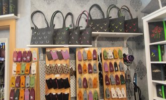 A store featuring decorations of bags and accessories. Various handbags and colorful small items hang on the walls. | © Chrömle Schönes aus Filz | N. Lughammer