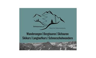 Das Bild zeigt eine bergige Landschaft mit stilisierten Bergen und Bäumen. Es enthält Text, der Wanderungen, Skitouren und Schneeschuhwandern bewirbt. | © Bergmaika.at | Marion Edlinger