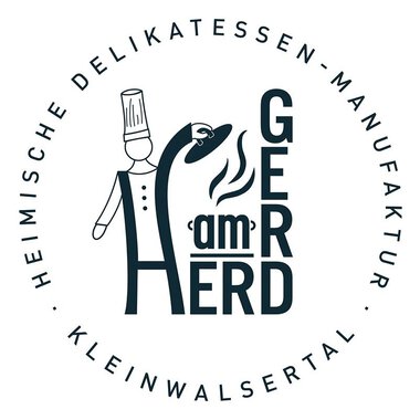 Ein stilisiertes Logo mit einem Koch und dem Schriftzug "GEr am HERD". Es repräsentiert eine Delikatessen-Manufaktur im Kleinwalsertal.