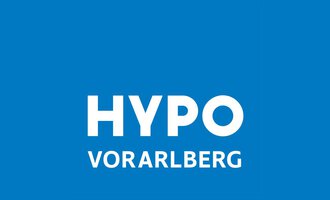Ein einfaches, hellblaues Logo mit der Aufschrift "HYPO VORARLBERG" in großen weißen Buchstaben. Das Design ist modern und minimalistisch. | © Hypo Vorarlberg Kleinwalsertal Logo