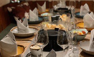 A beautifully set table with various plates and glasses. The table is festively decorated and invites to eat. | © Kuhstall | Uwe Nagel