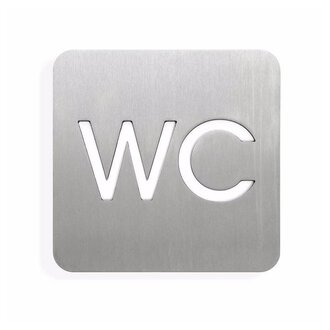 Ein modernes WC-Schild aus Edelstahl. Die Buchstaben "WC" sind deutlich sichtbar und sauber gestaltet. | © Barrierefreies WC
