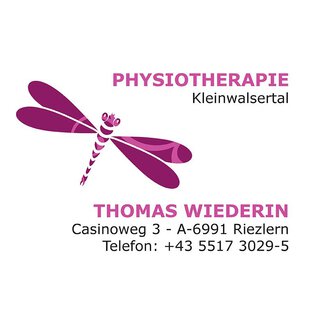 Ein Logo für eine Physiotherapie-Praxis mit dem Namen "Thomas Wiederin". Das Design zeigt eine Libelle und beinhaltet Kontaktdaten und die Adresse. | © Thomas Wiederin Logo