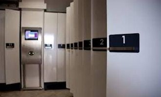 A modern storage room with white cabinets and a digital control unit. Cabinet number 1 is clearly visible in the foreground. | © Sport Pauli GmbH