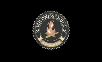 Ein Logo der Wildnisschule Kleinwalsertal mit einem Lagerfeuer. Es zeigt Holzscheite und Flammen in einem runden Design. | © Wildnisschule Kleinwalsertal Logo