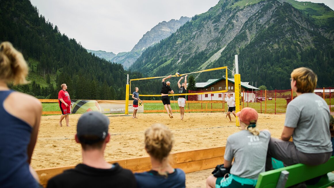 Beachvolleyballplatz in Mittelberg Sommer | © Kleinwalsertal Tourismus | Oliver Farys