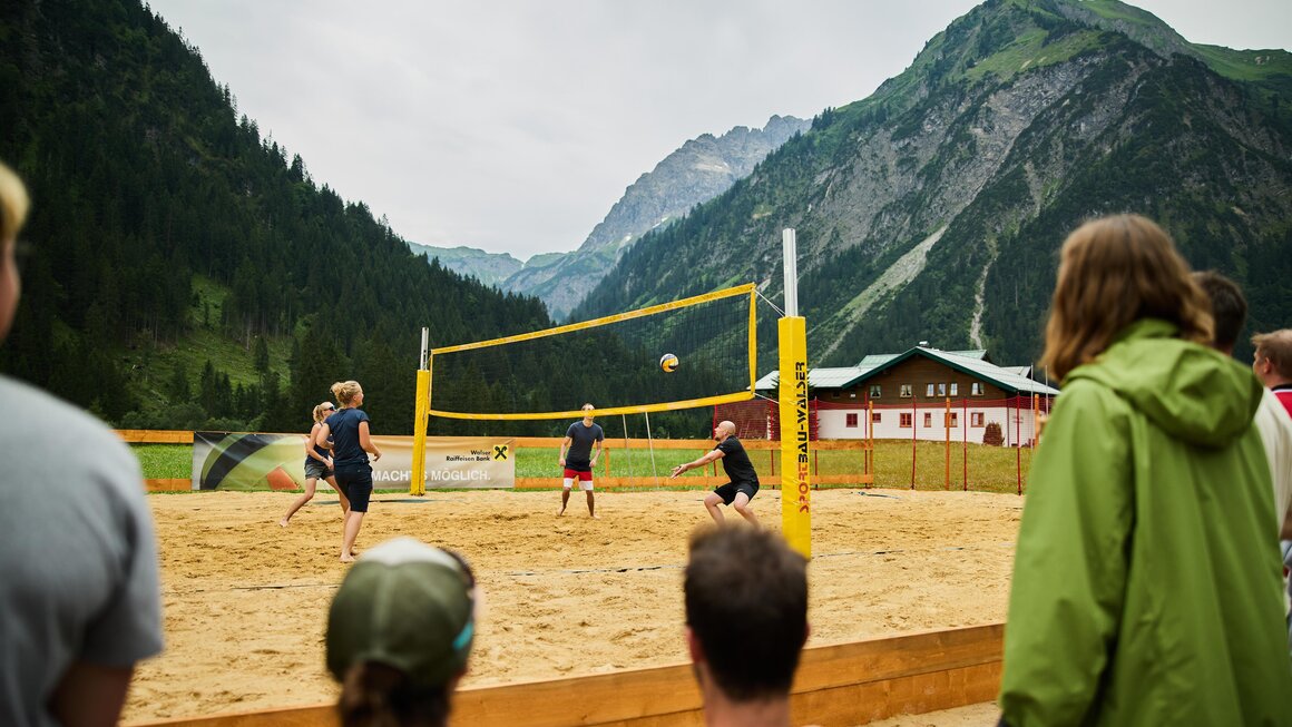 Beachvolleyballplatz Mittelberg Bödmen Sommer | © Kleinwalsertal Tourismus | Oliver Farys