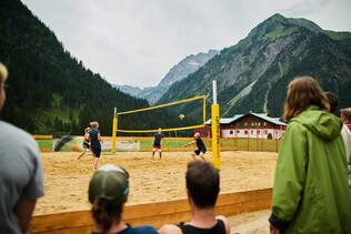 Beachvolleyballplatz Mittelberg Bödmen Sommer | © Kleinwalsertal Tourismus | Oliver Farys