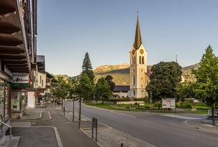 Bergsommer Riezlern Kirche | © Kleinwalsertal Tourismus | Steffen Berschin