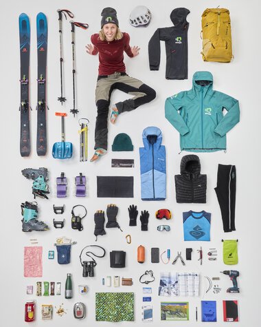 Winter sports equipment including skis, ski boots, clothing, backpack, helmet, and various accessories for mountain hiking. | © Bergwelten Magazin