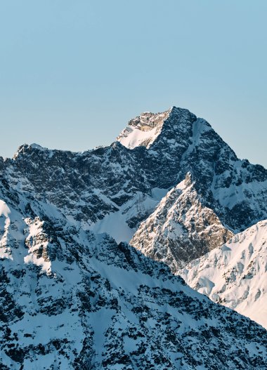 Mountain panorama with snow-covered peaks in Kleinwalsertal, Austria, during winter. | © Kleinwalsertal Tourismus eGen • Photographer: Oliver Farys