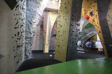 Interior of a climbing gym with various climbing walls and bouldering areas in a sports hall in Oberstdorf. | © Kleinwalsertal Tourismus eGen • informpark Oberstdorf