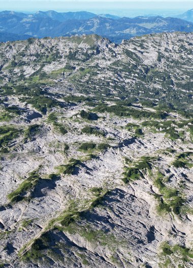 Landscape featuring impressive mountains and rocky peaks under a clear sky. | © Kleinwalsertal Tourismus eGen