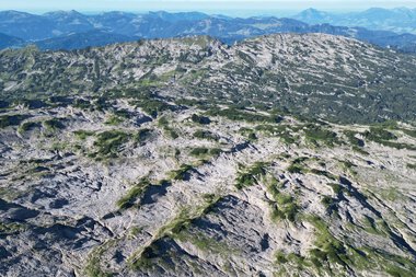Landscape featuring impressive mountains and rocky peaks under a clear sky. | © Kleinwalsertal Tourismus eGen