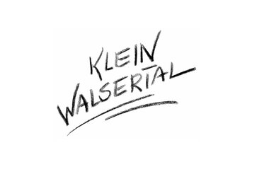 Logo mit handgeschriebenem Text 'KLEIN WALSEERIAL' in schwarzer Schrift auf weißem Hintergrund. | © Kleinwalsertal Tourismus eGen