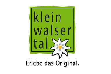 Logo des Kleinen Walsertals mit grünem Hintergrund, Schriftzug und einer weißen Blume. | © Kleinwalsertal Tourismus eGen
