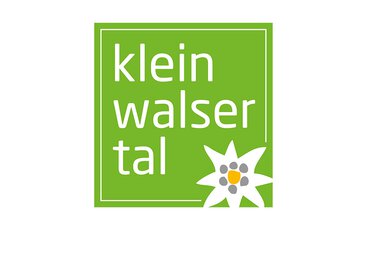 Logo des Kleinwalsertals, mit grüner Hintergrundfarbe, weißem Text und einer weißen Blume mit grauen und gelben Akzenten. | © Kleinwalsertal Tourismus eGen