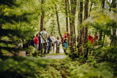 Gruppe von Menschen beim Wandern im grünem Wald, bei Footprint Festival 2024 im Kleinwalsertal. | © Kleinwalsertal Tourismus eGen • Fotograf: Philip Herzhoff